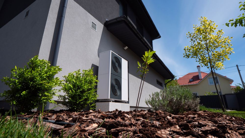 Wärmepumpe am Haus mit einer hellen Fassade
